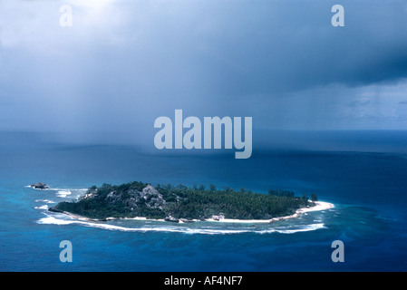 Luftaufnahme der Regen Sturm über dem Meer mit lokalen unbewohnten Insel im Vordergrund der Seychellen Stockfoto