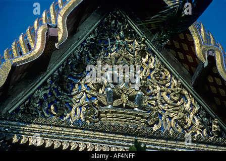 Detail der einzigartigen und schönen verzierten gold Schnitzereien auf der Vorderseite des Wat Po buddhistischen Tempel Bangkok Thailand Stockfoto