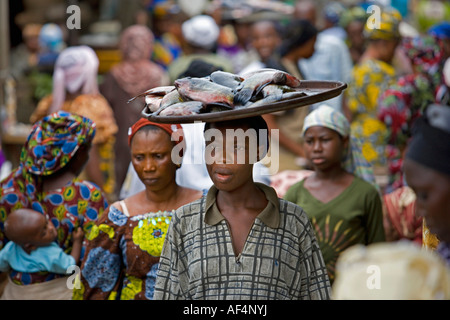 Nigeria-Lagos-Frau mit Fisch am Markt Stockfoto