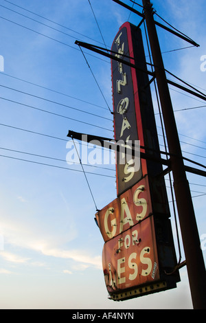 Ein Zeichen von einer verlassenen Tankstelle auf der historischen Route 66 in Granite City, Illinois. Stockfoto