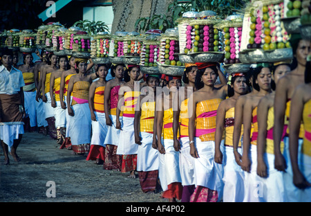 Straßenprozession von Frauen, die Angebote von Lebensmitteln auf dem Kopf für die Götter in Sanur Festival Insel Bali Indonesien Stockfoto