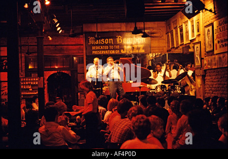 Bourbon Street jazz Band spielt auf der Bühne unter Scheinwerfern in der Nacht im French Quarter New Orleans Louisiana USA Stockfoto