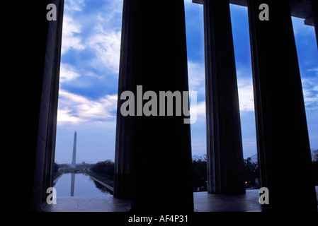 Am frühen Morgen Blick auf Washington Monument Reflecting Pool durch Spalten des Lincoln Memorial Stockfoto