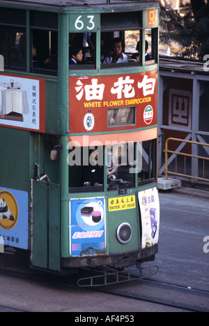 Nahaufnahme von vorne der typischen alten grünen Straßenbahn mit chinesischen Werbung für weiße Blume Einreibungen in den späten 1970er Jahren in Hong Kong Stockfoto