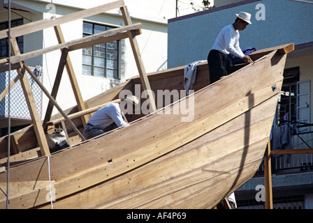 Qualifizierte einheimische Männer arbeiten am Gebäude traditionelle hölzerne Angeln Müll auf Peng Chau Insel Hong Kong Heck Stockfoto