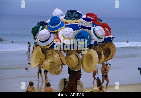Lokalen Hut Verkäufer tragen einen große Cluster von ihnen ausgesetzt auf der Pole am Copacabana Strand Rio De Janeiro Brasilien Stockfoto