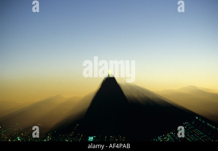 Vergrößerten Fernsicht auf den Corcovado bei Sonnenuntergang mit Statue Christi beleuchtet Rio De Janeiro Brasilien Stockfoto