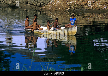 Sechs lokale jungen viel Spaß paddeln ein altes Boot auf einem Fluss in Parati auf der Costa Verde Bundesstaates Rio de Janeiro Brasilien Stockfoto