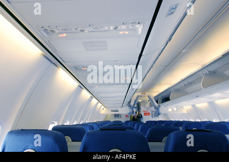 Passagiere ab ins Flugzeug Stockfoto