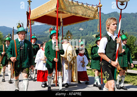 Fest von Corpus Christi Prozession Wackersberg Priester und Gewehrschützen Upper Bavaria Germany Stockfoto