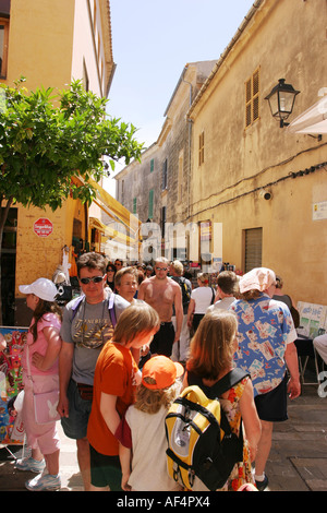 Überfüllt mit Touristen in die Altstadt von Alcudia, während der Markt-Tag-Mallorca-Spanien Stockfoto