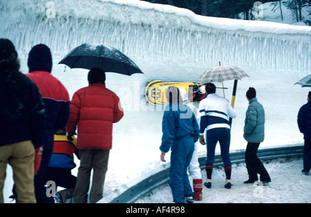 Menschen zu sehen, zwei Mann Rodel Bank hart runden eine Ausrundung auf der Cresta Run in The St. Moritz Engadin-Schweiz Stockfoto