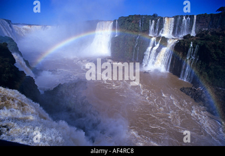 Halb kreisförmigen Regenbogen gebildet in der steigenden Gischt des Iguazú-Wasserfälle an der Grenze von Brasilien und Argentinien Stockfoto