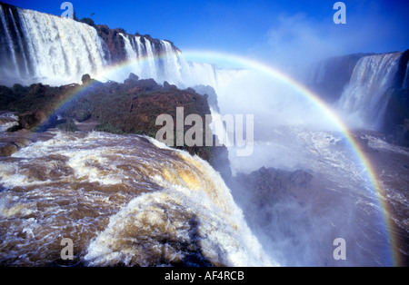 Halb kreisförmigen Regenbogen gebildet in der steigenden Gischt des Iguazú-Wasserfälle an der Grenze von Brasilien und Argentinien Stockfoto