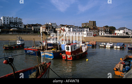 bunte Fischerboote vor Anker vor dem Sandstrand in Broadstairs, Kent Stockfoto