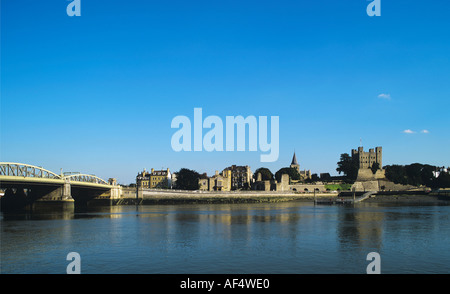 Rochester vom Fluss Medway mit Schloss und Kathedrale Kent Stockfoto