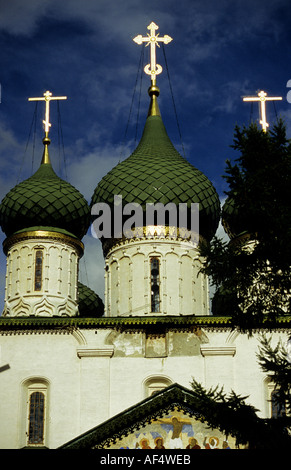 St Elijah-Kirche (Propheten Elias Church) am Zentralplatz, Jaroslawl, Russland mit seinen zwei Glockentürme und drei Zwiebeltürme Stockfoto