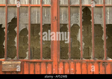 Ein zerbrochenes Fenster in Nahaufnahme Stockfoto