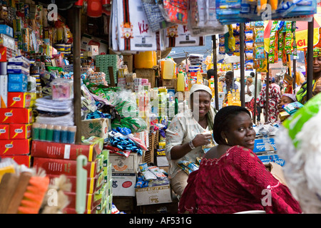 Nigeria Lagos Mitte Erwachsenen Frauen sitzen von stall Stockfoto