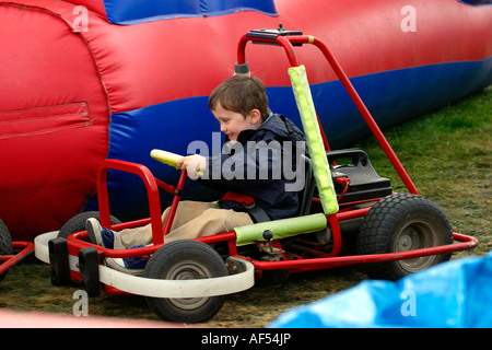 Ein sechs-jährigen auf ein Go kart Stockfoto