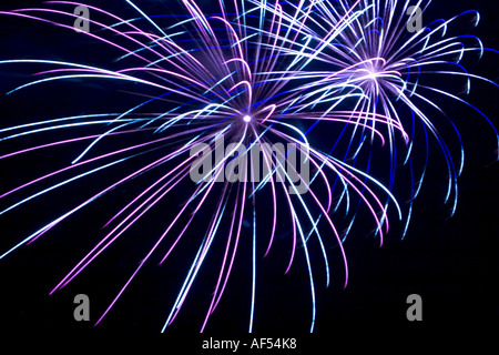 Niedrigen Winkel Blick auf Feuerwerk in der Nacht Stockfoto