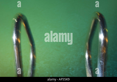 Nahaufnahme einer Schwimmbad-Leiter Stockfoto