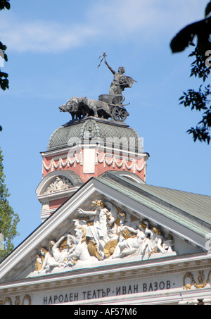 Wildschweine ziehen Wagen Statue auf Gebäude in Sofia Stockfoto