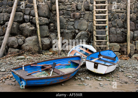 Ruderboote bei Ebbe in Clovelly Harbour an der Küste von North Devon im Vereinigten Königreich Stockfoto