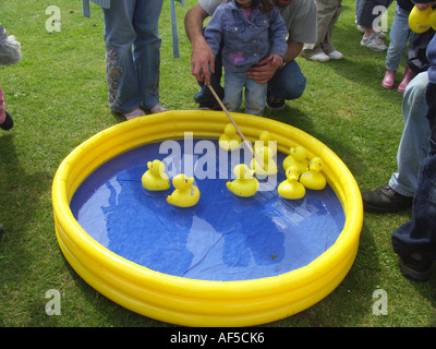 Haken Sie die Ente Spiel am Sommerfest Suffolk England Stockfoto