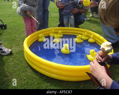 Haken Sie die Ente Spiel am Sommerfest Suffolk England Stockfoto