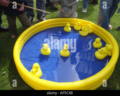 Haken Sie die Ente Spiel am Sommerfest Suffolk England Stockfoto