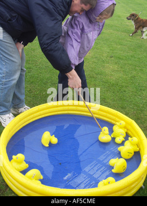 Haken Sie die Ente Spiel am Sommerfest Suffolk England Stockfoto