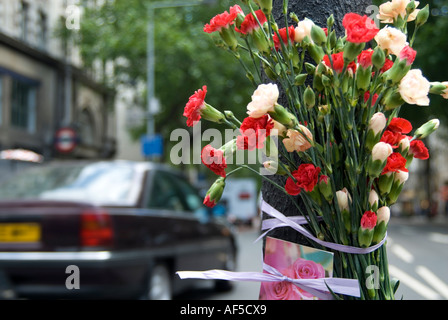 Am Straßenrand Blume Tribut befestigt, post zu Ehren Person getötet bei Verkehrsunfall in Holborn, London, England, UK Stockfoto