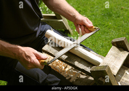 Traditionelle Holzschnitzereien und drehen wird gezeigt, mit einem Unentschieden Messer oder Unentschieden Klinge, um eine geschnittene Stück Holz gestalten Stockfoto