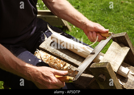 Traditionelle Holzschnitzereien und drehen, demonstriert mit einem Unentschieden Messer oder Unentschieden Klinge um eine geschnittene Stück Holz gestalten Stockfoto