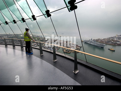 Flugzeugträger HMS Invincible von Portsmouths Spinnaker Tower, wie das Schiff in der Naval Base zum letzten Mal kommt gesehen Stockfoto