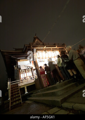 Menschenmassen Schlange stehen, um beten zu einem kleinen Sommer Festival Aomori Namidate Stadtstraße hell Schrein Nightime Nacht Tradition erleuchteten Stockfoto