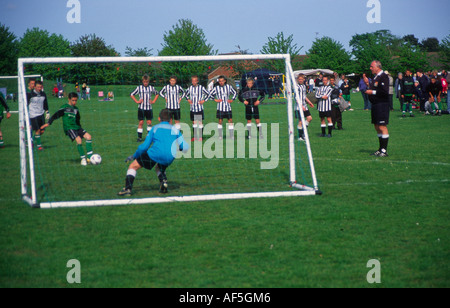 Kinder Fußball-Turnier. Blick auf Torhüter hinter das Netz. Elfmeterschießen. Stockfoto