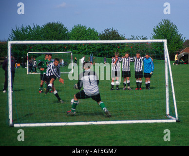 Kinder Fußball-Turnier. Blick auf Torhüter hinter das Netz. Elfmeterschießen. Stockfoto