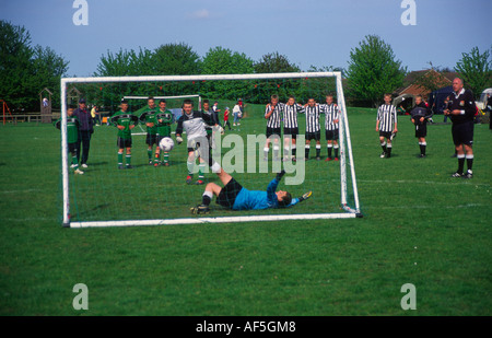 Kinder Fußball-Turnier. Blick auf Torhüter hinter das Netz. Elfmeterschießen. Stockfoto