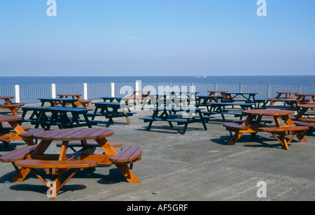 Leere Tische und Stühle locker Geschäft am Meer in traditionellen britischen Küste Pier vorschlagen. Stockfoto