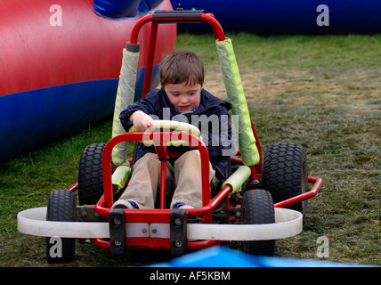 Ein sechs-jährigen auf ein Go kart Stockfoto