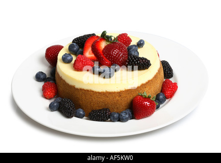 Käsekuchen mit Beeren garniert Stockfoto