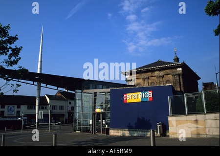 Ceramica Gebäude mit Burslem Rathaus im Hintergrund Stockfoto