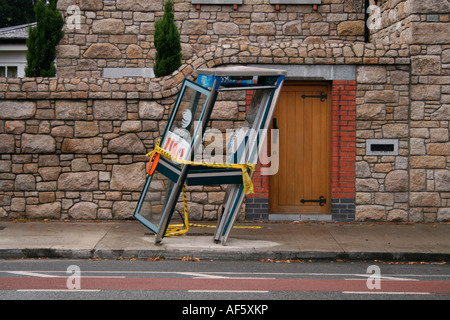 Gebogene Telefonzelle Stockfoto