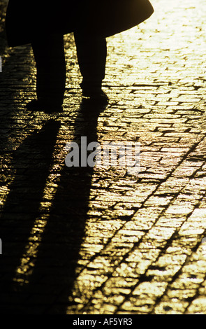 Mysterium geheimnisvoller Mann anonym Schritt Straße Schatten Abbildung Stockfoto