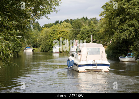 Motorboot-Überschrift vom East Farleigh Sperre in Richtung Maidstone, Kent, England, UK auf den Fluss Medway. Stockfoto