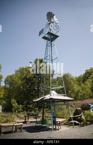 CORRIS GWYNEDD NORTH WALES June A Besucher sitzen auf dem Sitz, das ausgelöst wird, durch Windkraft Stockfoto