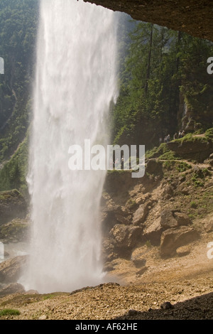 TRIGLAV Nationalpark Slowenien EU Juni Blick durch den unteren Pericnik Wasserfall Peričnik Schlag aus einer kleinen Höhle hinter Stockfoto