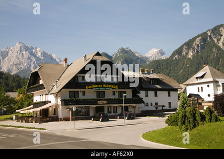 KRANJSKA GORA Slowenien EU Juni eins auf die Gästehäuser in das berühmte Skigebiet, umgeben von den Bergen von Julian Stockfoto